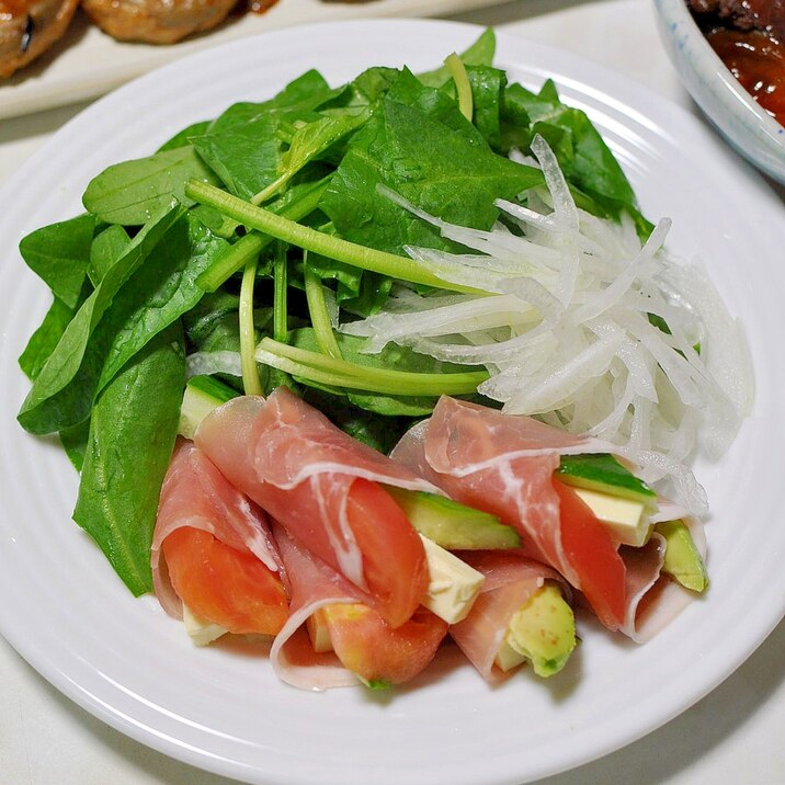 ほうれん草のサラダと生ハムの野菜巻き